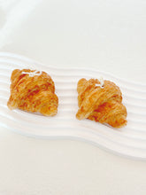 將圖片載入圖庫檢視器 Croissant Candle 牛角包蠟燭