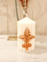 將圖片載入圖庫檢視器 Fleur De Lis Cameo Candle - Vertical Striped Pillar
