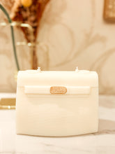 將圖片載入圖庫檢視器 Victoria Handbag Candle
